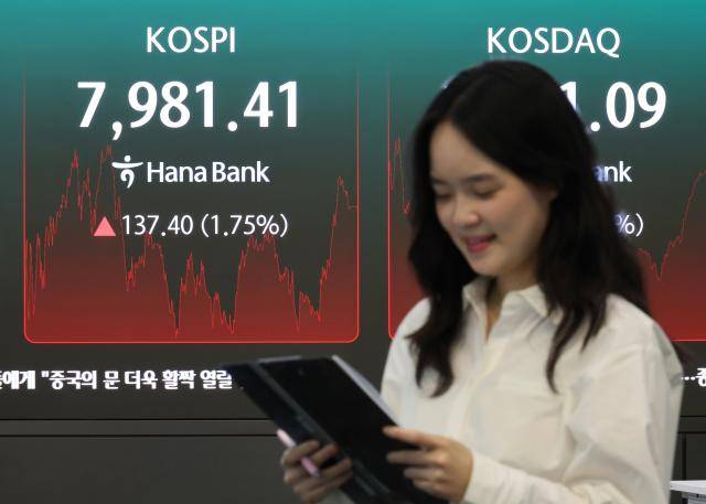 14일 서울 중구 하나은행 본점 딜링룸에 코스피가 표시되고 있다. 이날 코스피는 전날보다 137.40포인트(1.75%) 오른 7981.41로 장을 마쳤다. '8천피'까지 약 19포인트 남은 셈이다. [사진=연합뉴스]