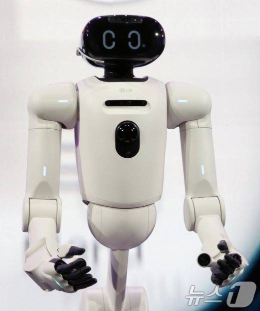 CES 2026 'LG전자 미디어컨퍼런스'에서 AI 홈로봇 'LG 클로이드'가 소개되고 있다. 사진/ 뉴스1