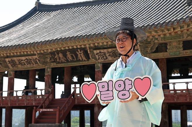 최휘영 문화체육관광부 장관이 15일 경남 밀양 영남루를 방문해 기념 사진을 촬영하고 있는 모습.(사진제공=문체부)
