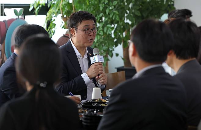 최휘영 문화체육관광부 장관이 15일 경남 밀양에서 관광두레 관계자들과 간담회를 갖고 있는 모습.(사진제공=문체부)