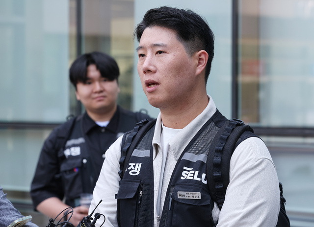 최승호 삼성전자 초기업노조 위원장이 13일 경기도 수원시 영통구 수원지방법원에서 열린 위법 쟁의행위 금지 가처분 심문을 마치고 나와 취재진 질문에 답하고 있다. 연합뉴스 제공