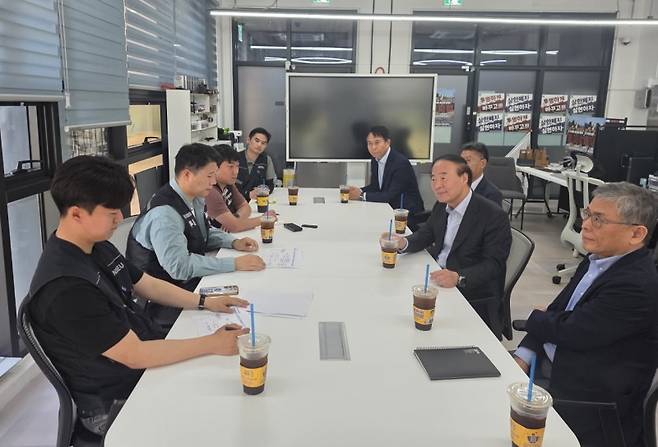 15일 삼성전자 전영현 대표이사 부회장 겸 디바이스솔루션(DS) 부문장을 비롯한 삼성전자 사장단은 경기 평택캠퍼스 노조 사무실 찾았다. 하지만 별다른 소득 없이 논의가 마무리 된 것으로 알려졌다. / 뉴시스&nbsp;