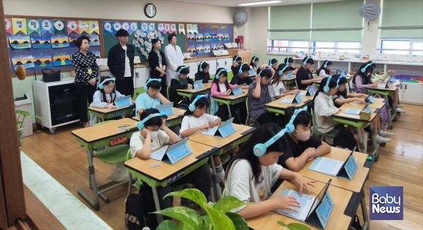 우리동네 키즈플러스' 진행중인 마포구 성산초등학교 학생들.&nbsp;ⓒ더멤버스