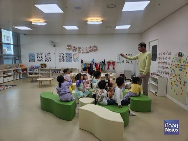 지난 5월 13일 구청 영어놀이터에서 원어민 강사가 아이들과 프리토킹 수업을 진행하고 있다.&nbsp;ⓒ동작구