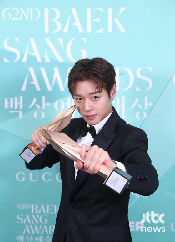 배우 박지훈이 '제62회 백상예술대상'에서 영화부문 남자 신인 연기상과 네이버 인기상을 수상한 후 2관왕 트로피 세리머니를 하고 있다. 방송·영화·연극과 뮤지컬을 아우르는 국내 유일무이 종합 예술 시상식 '제62회 백상예술대상 with 구찌'는 8일 오후 7시 50분 서울 강남구 코엑스 D홀에서 개최됐다. 특별취재반 / 2026. 05. 08/