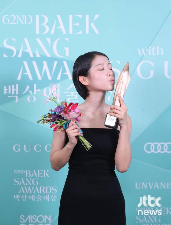 배우 서수빈이 '제62회 백상예술대상'에서 영화부문 여자 신인 연기상을 수상한 후 트로피 세리머니를 하고 있다. 방송·영화·연극과 뮤지컬을 아우르는 국내 유일무이 종합 예술 시상식 '제62회 백상예술대상 with 구찌'는 8일 오후 7시 50분 서울 강남구 코엑스 D홀에서 개최됐다. 특별취재반 / 2026. 05. 08/