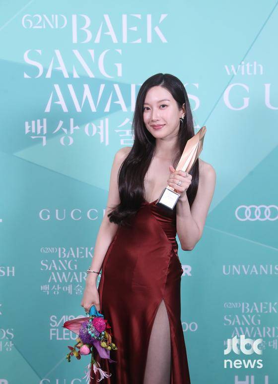 배우 문가영이 '제62회 백상예술대상'에서 영화부문 여자 최우수 연기상을 수상하고 트로피 세리머니를 하고 있다. 방송·영화·연극과 뮤지컬을 아우르는 국내 유일무이 종합 예술 시상식 '제62회 백상예술대상 with 구찌'는 8일 오후 7시 50분 서울 강남구 코엑스 D홀에서 개최됐다. 특별취재반 / 2026. 05. 08/