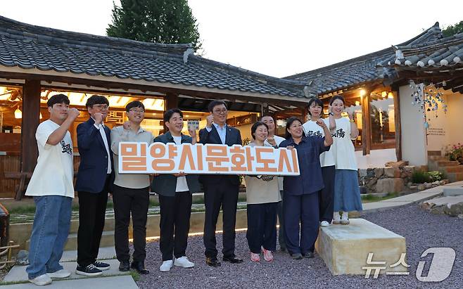 농산물 가공 분야에서도 문화도시의 확장 가능성이 드러났다. 서보현 레드에스팜 대표는 얼음골 사과 비품을 술로 만들어 부가가치를 높이는 구상을 제시했다. 그는 농촌 인구 감소와 기후 변화 속에서 비품 처리 방식이 중요한 과제가 됐다고 말했다.