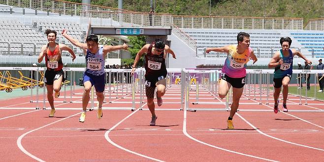 남자 110m 허들에서 우승한 김주호(왼쪽에서 2번째). (대한육상연맹 제공)