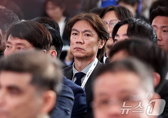 홍명보 국가대표팀 축구 감독이 7일 오후 충남 천안 서북구 코리아풋볼파크 개관식에 자리하고 있다. 2026.4.7 ⓒ 뉴스1 구윤성 기자