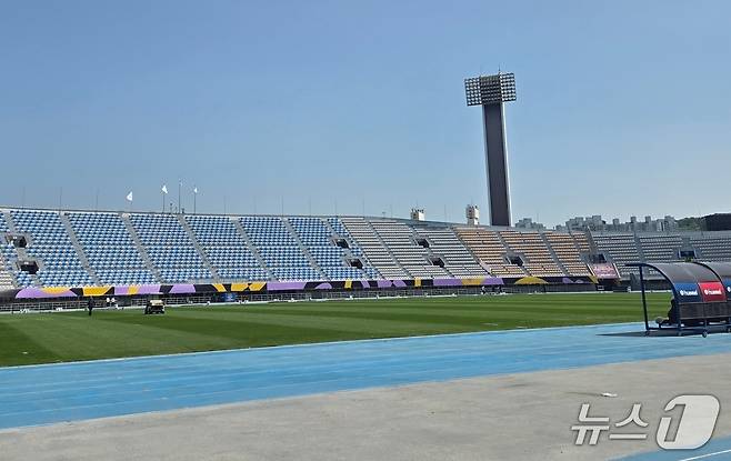 15일 찾은 수원종합운동장 축구경기장 모습. 2026.5.15 ⓒ 뉴스1