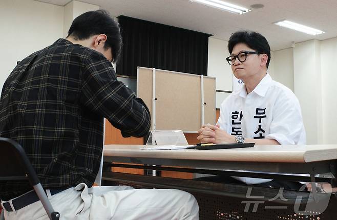 한동훈 부산 북구갑 무소속 국회의원 후보가 15일 북구선거관리위원회를 찾아 6.3 보궐선거 후보 등록을 한 뒤 서류검토를 받고 있다.. 2026.5.15 ⓒ 뉴스1 김세정 기자