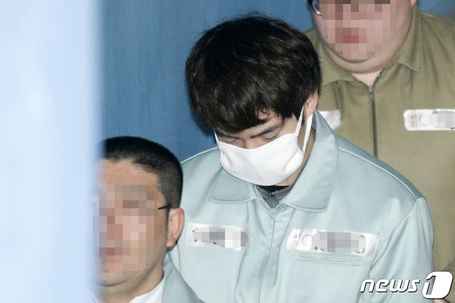 무면허 음주운전을 하다가 추돌사고를 낸 뒤 현장에서 도주한 혐의로 구속 기소된 배우 손승원(29)이 2019년 오전 서울 서초구 중앙지방법원에서 열린 도로교통법위반 등 공판기일에 출석하고 있는 모습. 2019.3.14 ⓒ 뉴스1 안은나 기자