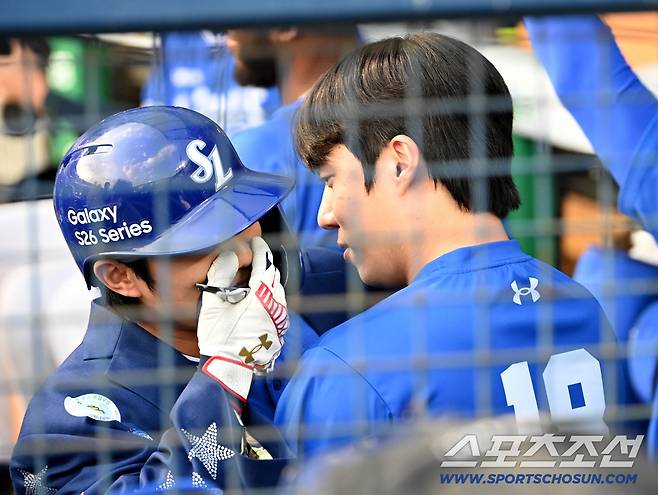 2회초 만루홈런을 치고 들어온 이재현을 품에 안은 원태인. 그의 말을 들은 이재현은 입을 틀어 막고...잠실=허상욱 기자