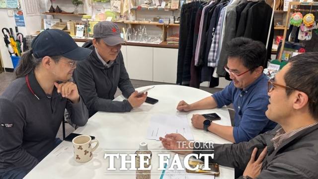 직접행동 영등포당과 은평민들레당은 각자의 활동 지역이 속한 서울시가 지역 주민의 삶에 근접한 '생활 정치'를 해주길 바란다고 전했다. 은평민들레당 운영위원인 김원국 태양과바람에너지협동조합 이사(왼쪽부터), 채훈병 은평민들레당 사무처장, 윤현식 은평민들레당 운영위원, 이용희 직접행동 영등포당 대표가 지난달 27일 /<더팩트>와 인터뷰하고 있다. /정채영 기자