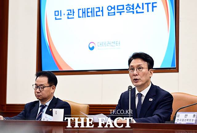 정부는 15일 정부서울청사에서 김민석 국무총리 주재로 민·관 대테러업무 혁신 태스크포스(TF) 최종 보고회의를 개최하고 혁신과제와 향후 추진방향을 확정했다. 사진은 이날 김 총리가 정부서울청사에서 열린 민·관 대테러 업무혁신 TF 최종 보고회의에 참석해 모두발언을 하는 모습. /임영무 기자