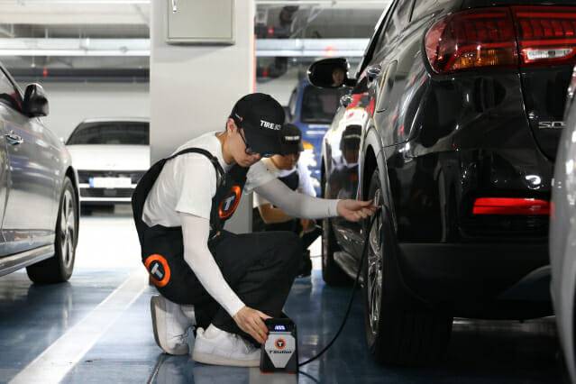 2025년 대전 한화생명 볼파크에서 공기압 점검하는 타이어 보이 (사진=한국타이어앤테크놀로지)