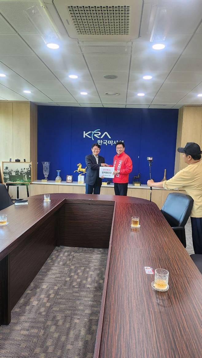 전진선 경기 양평군수 후보(국민의힘)이 15일 한국마사회 본사를 방문해 용문산 군 사격장 부지에 경마테마공원인 '렛츠런파크 양평' 유치를 공식 제안했다. 전진선 후보 제공