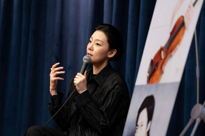 바이올리니스트 클라라 주미 강이 서울 종로구 크레디아클래식클럽에서 열린 기자간담회에서 오는 23일 예술의전당 콘서트홀에서 열리는 피아니스트 김선욱과의 듀오 공연에 대해 설명하고 있다. 크레디아