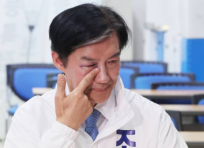 경기 평택을 국회의원 재선거에 출마하는 조국혁신당 조국 후보가 14일 경기도 평택시선거관리위원회에서 후보 등록을 하며 일정 중 다쳐 멍든 눈을 만지고 있다./연합뉴스