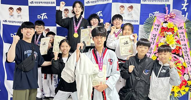 지난 2일부터 3일까지 열린 제24회 대전시장기 태권도 겨루기 대회에 출전한 유성구태권도스포츠클럽 겨루기 선수단이 시상식 후 기념촬영을 하고 있다. 유성구태권도스포츠클럽 제공