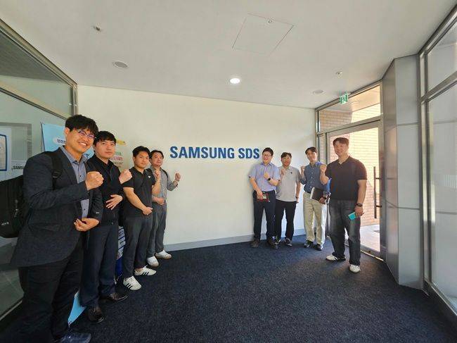 부산항만공사는 부산항 인공지능(AI) 데이터센터 등 핵심 시설 구축 기획 연구에 활용하고자 14일 삼성SDS 춘천 데이터센터를 방문하고 기념 사진을 찍고 있다. ⓒ부산항만공사