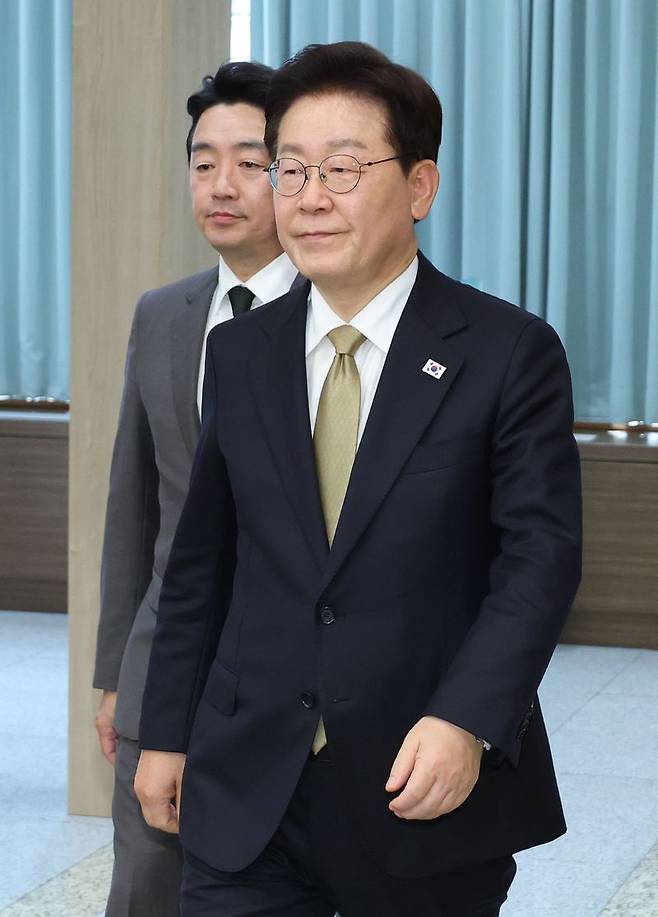 이재명 대통령이 지난 14일 청와대에서 열린 수석보좌관회의에 입장하고 있다.   뉴시스