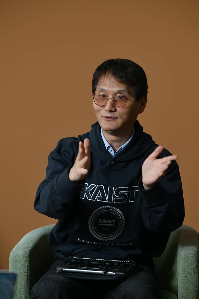 선천적 시각장애인인 가현욱 교수는 가난 탓에 보육원에서 어린 시절을 보냈다. 고등학교를 졸업하고 방황하다 27세에 늦깎이 대학생이 됐다. 대학교 2학년 때 컴퓨터공학을 복수전공으로 택하며 공학자의 길에 들어섰고 각고의 노력 끝에 졸업해 2009년 미국 유학길에 올랐다. 미국 피츠버그대에서 재활공학과 박사 학위를 받고 교수로 있다가 2019년 고국으로 돌아와 카이스트에서 학생들을 가르치고 있다. 대전=하상윤 기자
