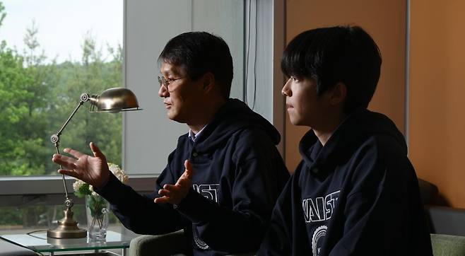 가현욱(왼쪽) 카이스트 교수와 정인서 학생이 11일 대전 유성구 카이스트 본원에서 본보와 인터뷰를 하고 있다. 대전=하상윤 기자