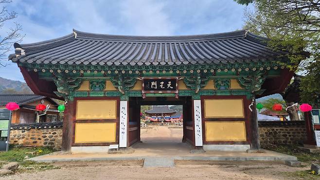 전북 남원시 실상사 천왕문에 달린 주련에 '가득함도 빛나고 비움도 빛나라'고 적혀 있다. 타이포그래피 작가 안상수의 글씨를 불교 목조각가 김진성이 조각했다. 남원=인현우 기자