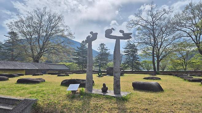 실상사 목탑 터에 자리 잡은 성신석조각연구회의 '돌솟대'. 왼편으로 보이는 대나무 지붕 건물이 장영철의 '생명평화기도소'다. 남원=인현우 기자