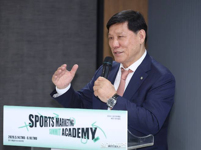 15일 서울 중구 순화동 KG타워에서 열린 '2026 일간스포츠(IS) 스포츠 마케팅 써밋 아카데미(Sports Marketing Summit Academy·SMSA)' 개회식에서 축사를 하고 있는 허구연 KBO 총재. 서병수 기자&nbsp;