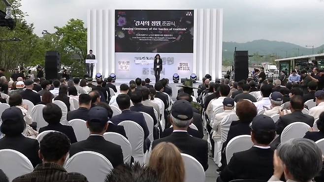 축사 뒤 내려오는 최호정 서울시의회 의장