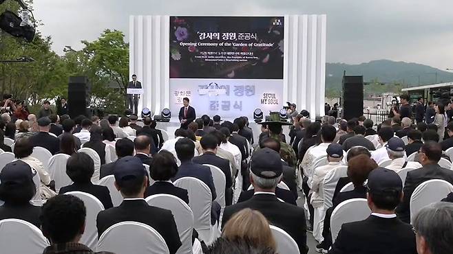 축사 뒤 내려오는 오세훈 후보