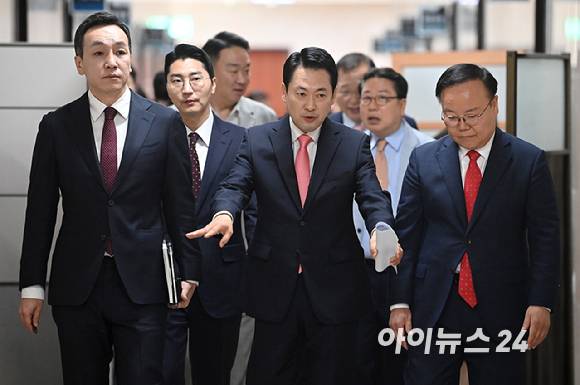 장동혁 국민의힘 당대표가 14일 서울 여의도 국회에서 열린 최고위원회의에 참석하고 있다. [사진=곽영래 기자]