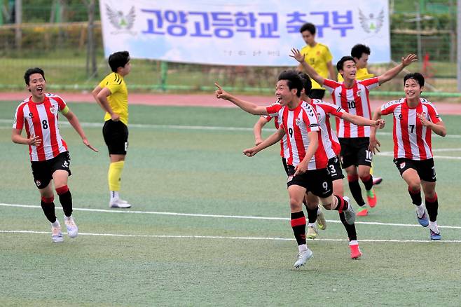▲ 강릉중앙고와 서울중앙고가 14일 강릉 사천체육공원에서 2026 금강대기 전국 고등학교 축구대회 조별리그 8조 최종전을 치르고 있다.  한규빈 기자