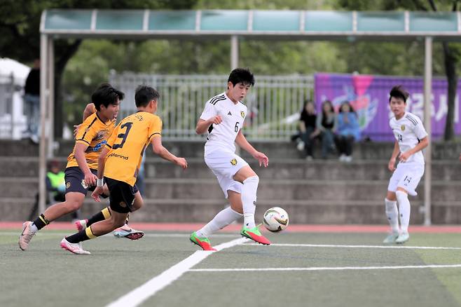 ▲ 춘천시민축구단U18과 영등포공고가 14일 강릉 강북공설운동장에서 2026 금강대기 전국 고등학교 축구대회 조별리그 10조 최종전을 치르고 있다.  한규빈 기자