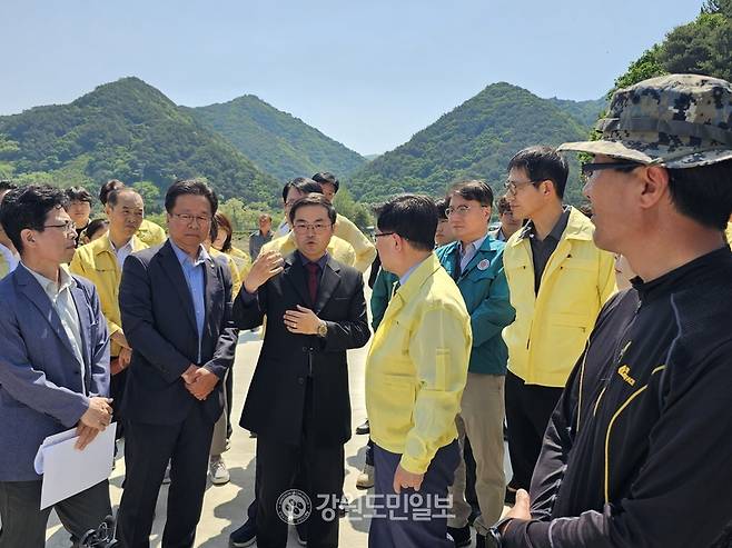▲ 김성환 기후에너지환경부 장관이 15일 붕어 집단폐사 피해가 발생하고 있는 인제 소양호 상류지역을 방문, 피해 현황을 듣고 현장을 점검했다.