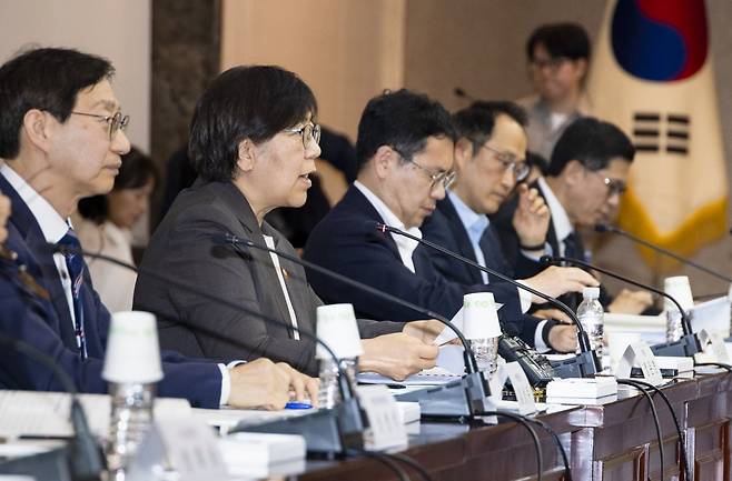 정은경 보건복지부 장관이 15일 오후 정부서울청사에서 열린 제4차 국민연금기금운용위원회 회의를 주재하고 있다. 복지부 제공