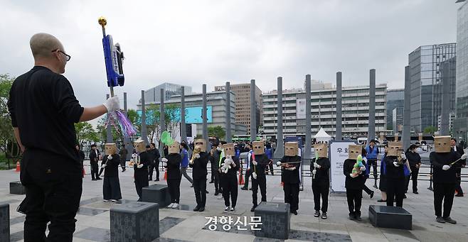 서울 광화문 광장 일대에서 ‘감사의 정원’ 준공식이 열린 12일 익명의 예술가들이 준공식 장소에서 퍼포먼스를 하고 있다. 정효진 기자