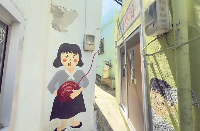 Murals on houses in Ami-dong Tombstone Culture Village [WOO JI-WON]