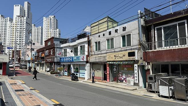 Pharmacy and restaurant along the main road in Bongnae-dong, Yeongdo District, on May 5. [WOO JI-WON]