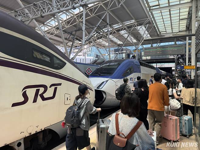 KTX·SRT 중련열차를 탑승하고 서울역에 도착한 승객들. 송민재 기자