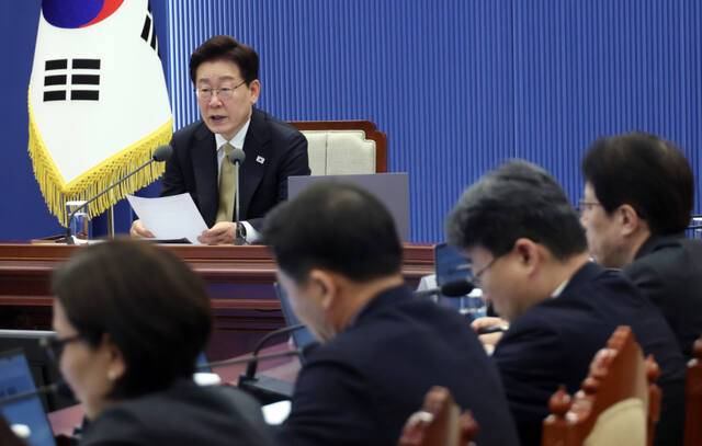 이재명 대통령이 14일 청와대에서 열린 수석보좌관회의에서 발언하고 있다. 연합뉴스
