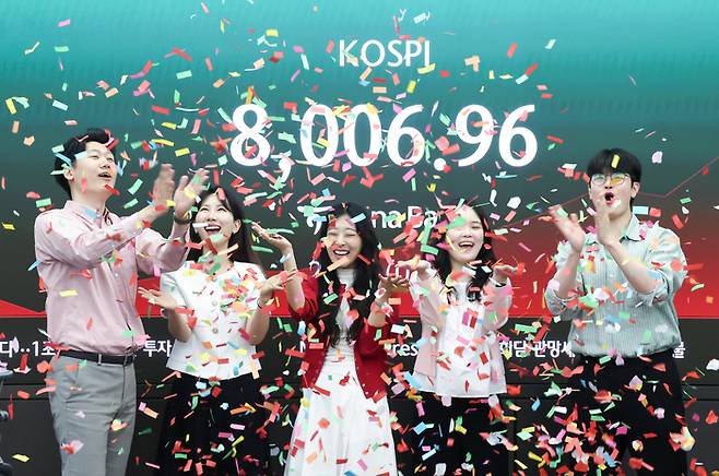 코스피가 장중 사상 처음으로 8000선을 돌파한 15일 오전 서울 중구 하나은행 딜링룸에서 직원들이 축하 세레머니를 하고 있다. 2026.5.15 [뉴스1]