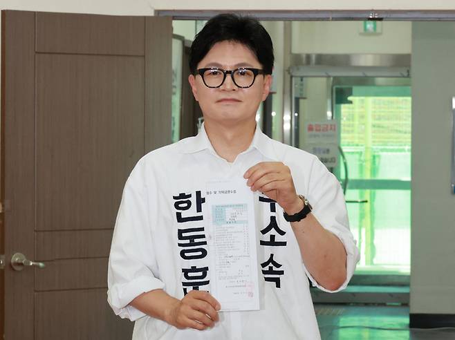 부산 북갑 국회의원 보궐선거에 나선 한동훈 무소속 후보가 15일 오후 부산 북구 선관위에서 후보자 등록을 마친 뒤 접수증을 들어 보이고 있다. [연합뉴스]