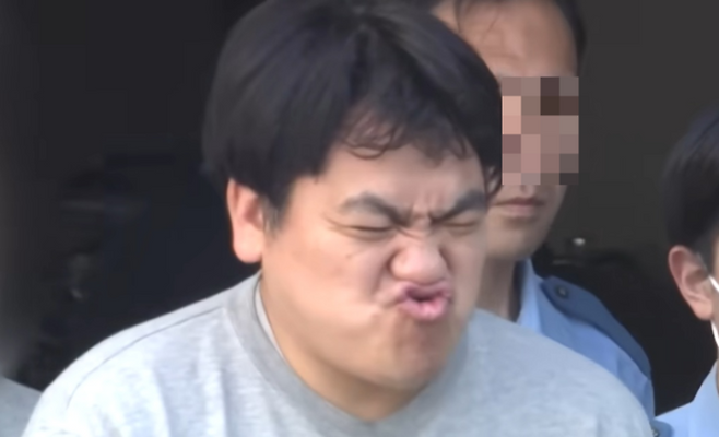 일본 도쿄의 한 공립 초등학교 교사가 3학년 여학생 물통에 음란행위를 한 혐의로 체포된 사건이 재조명됐다. [사진출처 = 영상 캡처]
