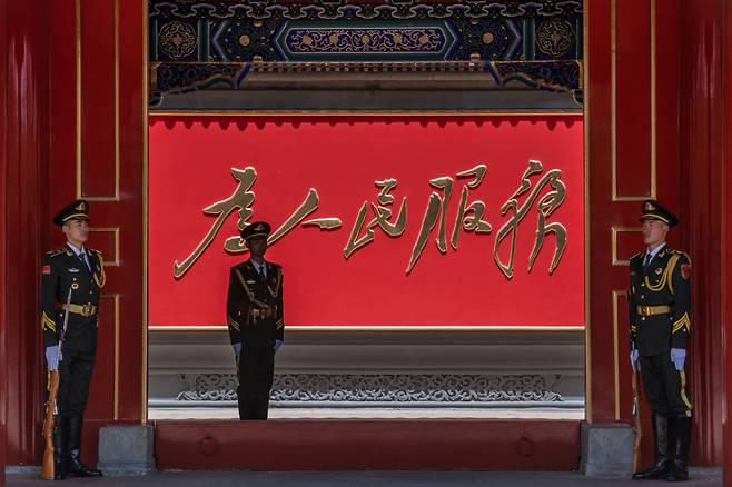 시진핑 중국 국가주석은 15일 도널드 트럼프 미국 대통령과 '중국 권력의 심장부'라 불리는 베이징의 중난하이(中南海)에서 차담과 오찬을 함께 한다. 사진은 2020년 5월 18일 중국 인민해방군(PLA) 병사들이 중난하이 지도부 청사 입구에서 경비를 서고 있는 모습이다. /AFPBBNews=뉴스1