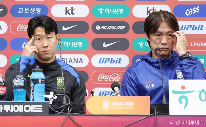 15일 미국 매체 '스포츠일러스트레이티드'가 2026 FIFA 북중미 월드컵 본선에 진출한 48개국을 각각 조명하며 홍명보 감독이 이끄는 대한민국 축구 국가대표팀 강점이자 약점으로 손흥민과 이강인을 언급했다. 사진은 왼쪽부터 대한민국 축구 국가대표팀의 주장 손흥민과 홍명보 감독. /사진=머니투데이 사진 DB