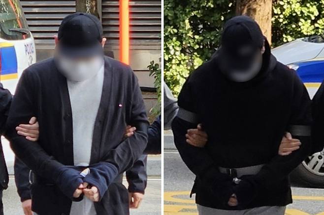 인천 송도국제도시 한 아파트 지하 주차장에서 유튜버 '수탉'을 납치해 살해하려고 한 혐의를 받는 남성 두 명이 지난해 10월 인천지법에서 열린 구속 전 피의자 심문(영장실질심사)에 출석하는 모습. /사진=뉴시스